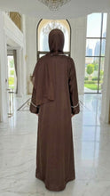 Braunes Abaya-Kleid aus Dubai. Zart, mit Perlen oder Pailletten besetzt, umgibt es die Taille und verleiht einen Hauch von Definition und Glamour. 
Zart bestickter Saum verleiht einen Hauch von Laune und Flair, passend für alle Gelegenheiten