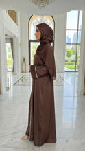 Braunes Abaya-Kleid aus Dubai. Zart, mit Perlen oder Pailletten besetzt, umgibt es die Taille und verleiht einen Hauch von Definition und Glamour. 
Zart bestickter Saum verleiht einen Hauch von Laune und Flair, passend für alle Gelegenheiten