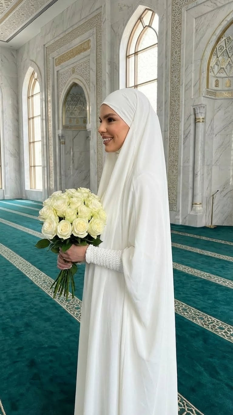 Eleganter einteiliger Jilbab aus luxuriösem Stoff mit gesmokten Ärmeln und integriertem Mundstück. Hergestellt in Dubai für den täglichen Gebrauch.