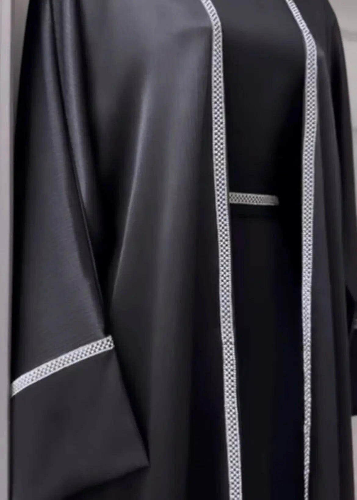 SUBTLE BLACK ABAYA ONLINE