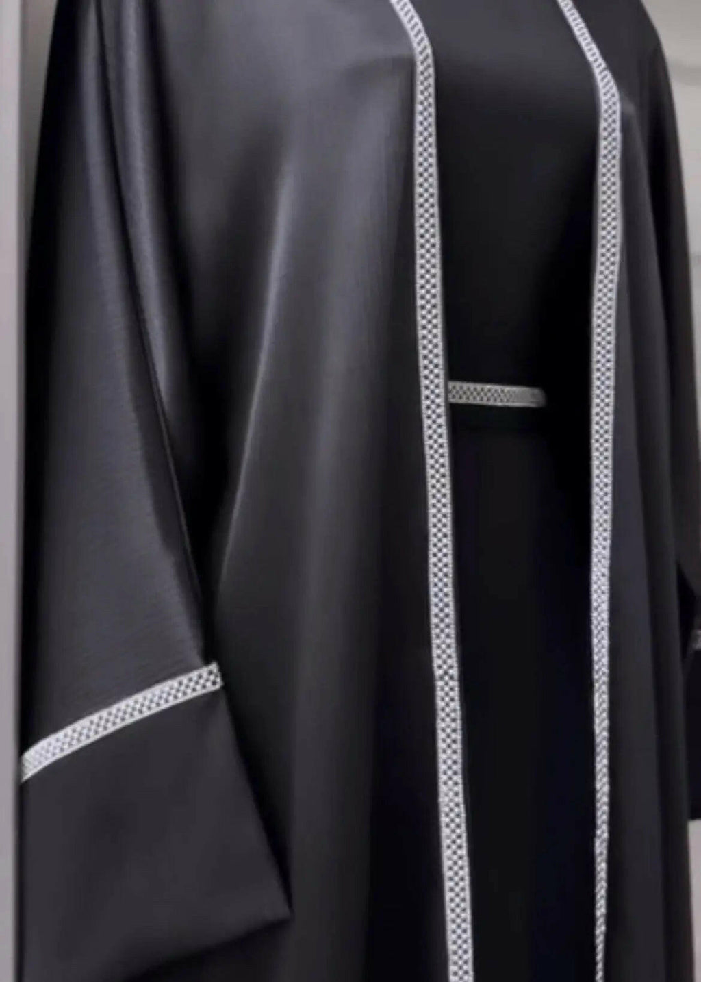 SUBTLE BLACK ABAYA ONLINE