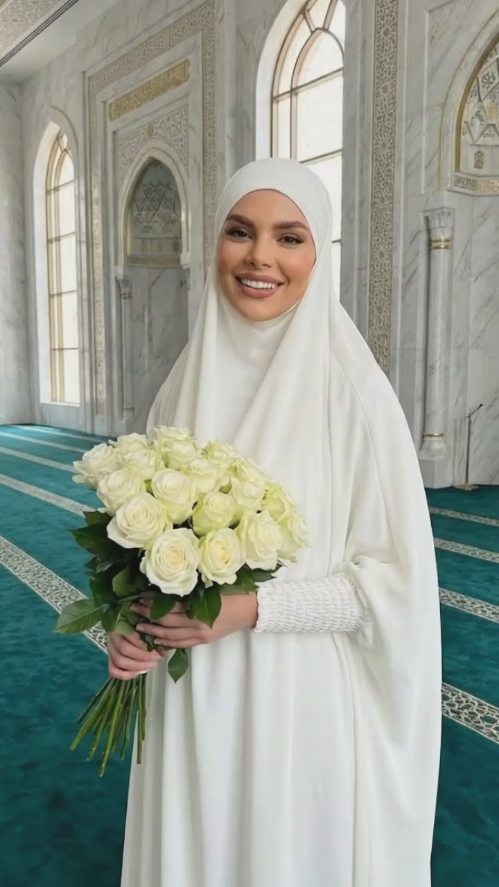 Eleganter einteiliger Jilbab aus luxuriösem Stoff mit gesmokten Ärmeln und integriertem Mundstück. Hergestellt in Dubai für den täglichen Gebrauch.